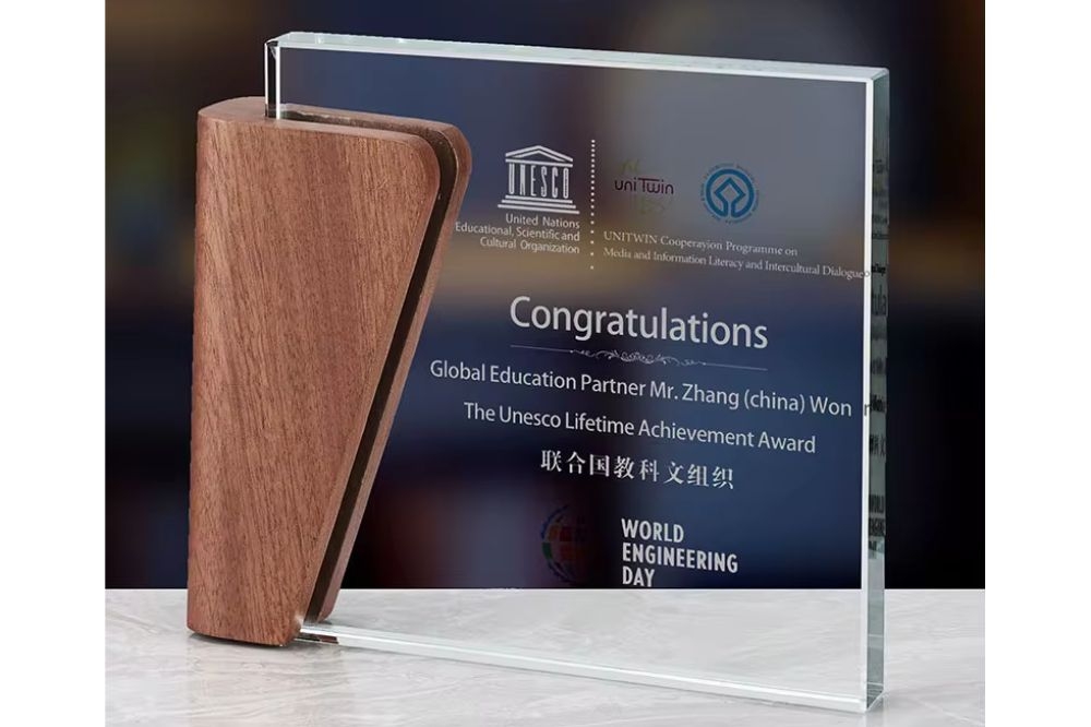 GLASS TROPHY WITH WOODEN SIDE NJ682